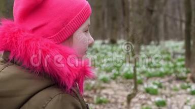 一个少女的肖像，戴着一顶明亮的粉红色帽子，穿着一件卡其色夹克，背景是一件亮粉色的皮毛